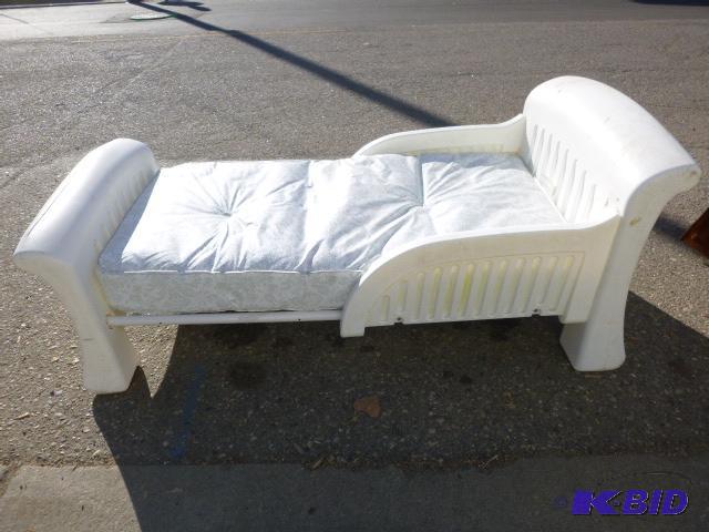 lot 140 image: Toddlers Bed...