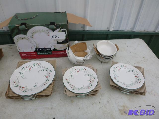 lot 197 image: Pfaltzgraff Winterberry&nbspDinnerware...