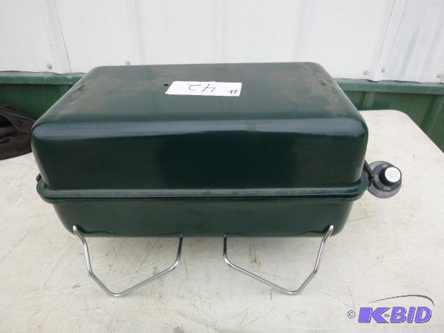 lot 42 image: Small Gas Grill Missing handle....