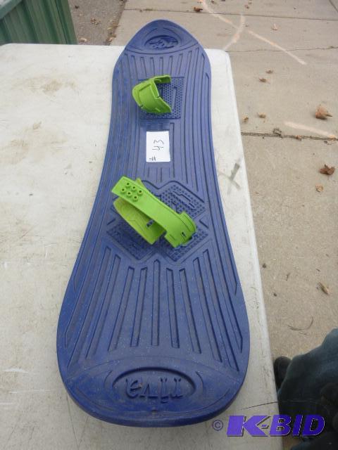 lot 43 image: Riva Childs Snowboard 109 cm....