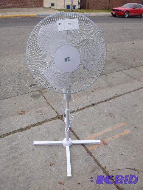 lot 7 image: RE 3 Speed Oscillating Fan Tested and works....