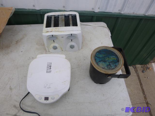 lot 87 image: Fry Baby - Small George Foreman Grill and 4 S...