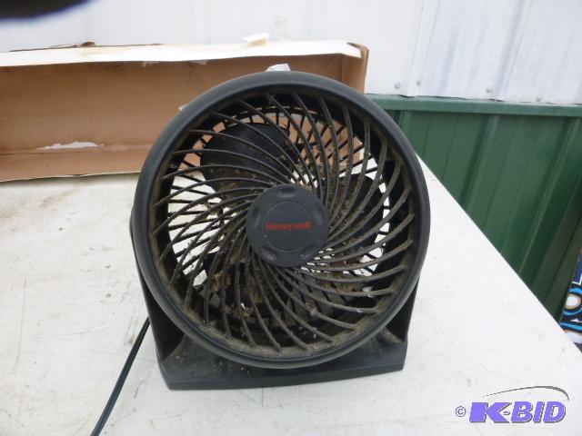 lot 97 image: Small Fan...