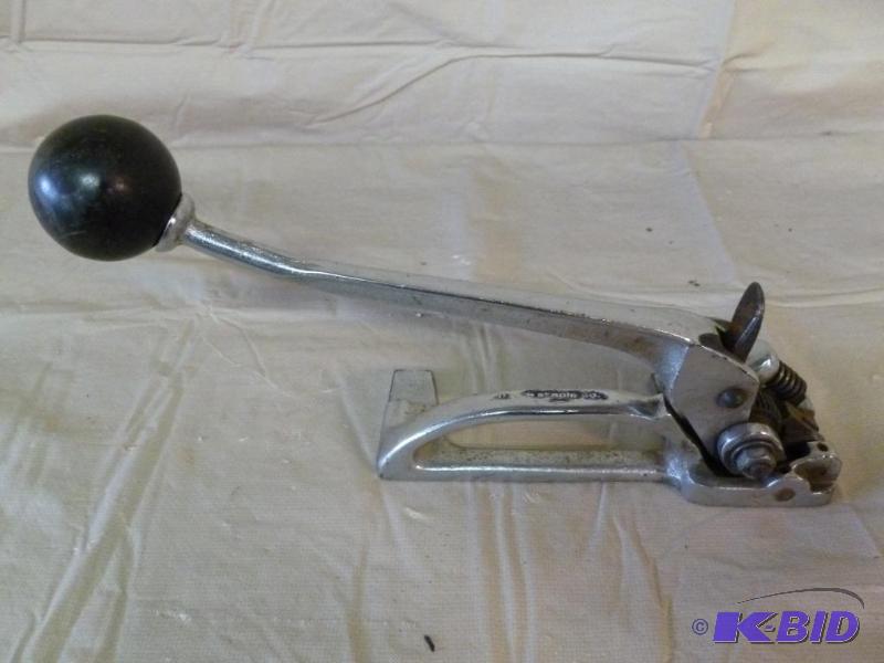 lot 120 image: Heavy duty banding tool....