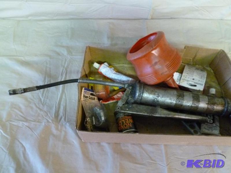 lot 123 image: This lot consists of a heavy duty grease gun,...