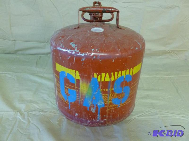 lot 132 image: Eagle 5 gallon metal safety gas can....