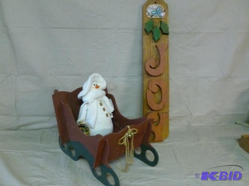 lot 147 image: Lot of nice Christmas items that includes a d...