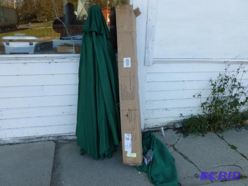 lot 16 image: Large Castle Creek patio umbrella, nice green...