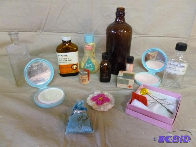 lot 179 image: Large lot of vintage items that includes medi...