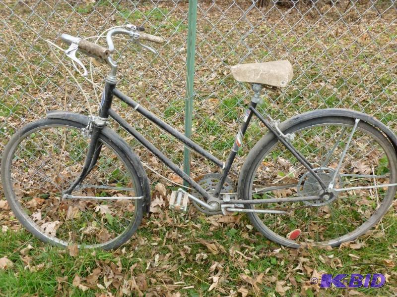 lot 230 image: Vintage Murray 19" bike, tires are flat....