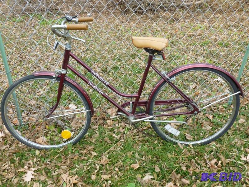lot 231 image: Vintage Huffy Baypoint 19" bike, no pedd...