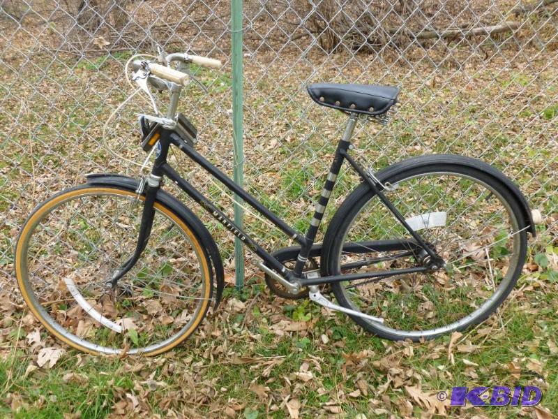 lot 232 image: Vintage Marfield Clipper 19.5" bike, tir...