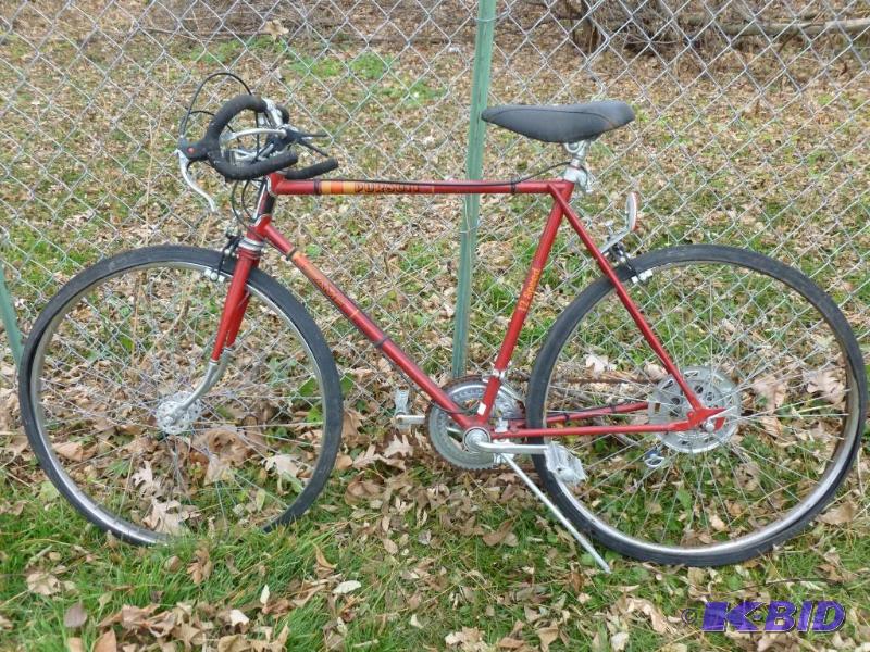 lot 233 image: Vintage AMF Roadmaster 23" bike, tires a...