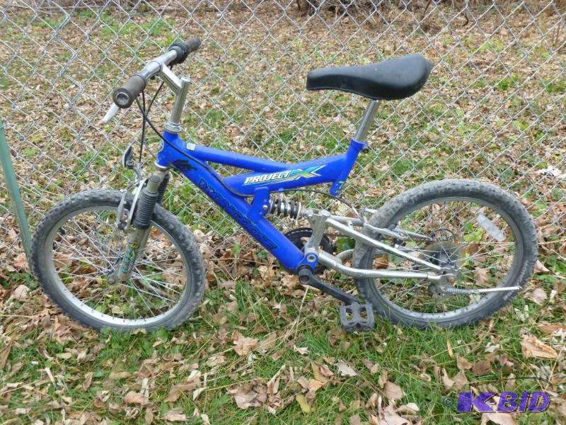 lot 238 image: Mongoose Project X 15" bike, tires are l...
