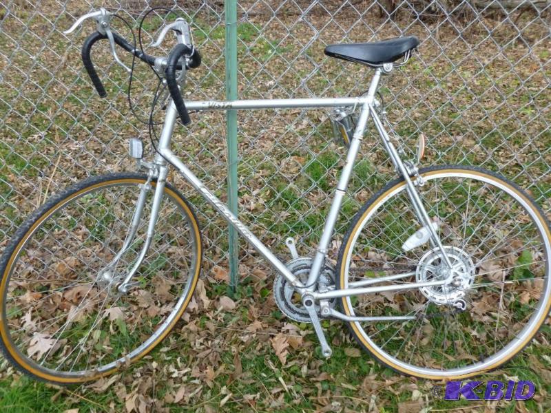 lot 239 image: Vista 25" bike, tires are low, peddles a...