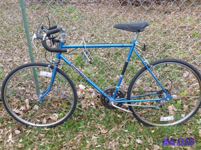 lot 242 image: Huffy Medalist 22" bike, tires are low, ...