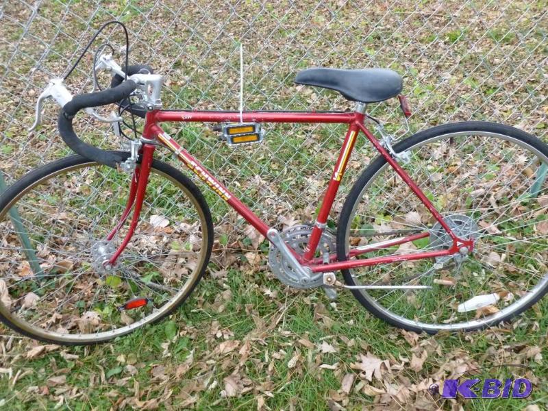 lot 244 image: Schwinn Sprint 19.5" bike, peddles are o...