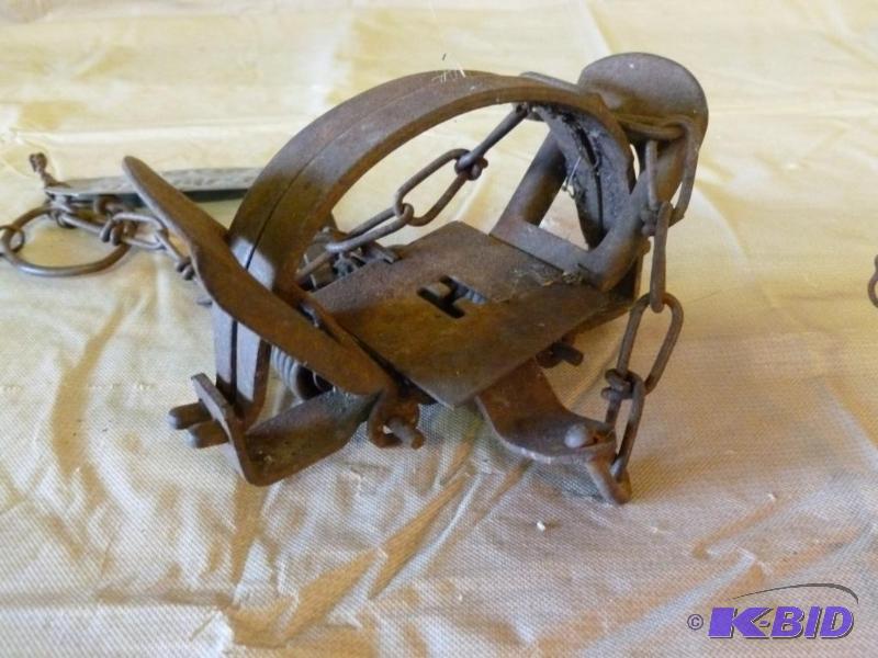 lot 29 image: Vintage Herters leg trap that measures 5.5&qu...