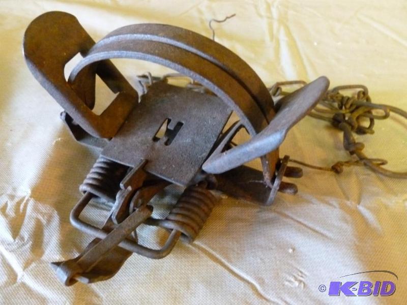 lot 31 image: Vintage Herters leg trap that measures 5.5&qu...