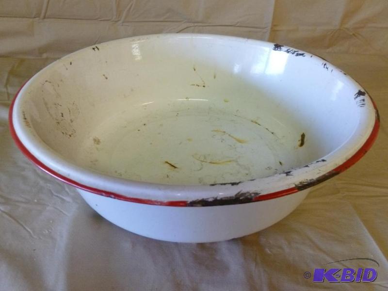 lot 43 image: Large vintage red and white enamel wash basin...