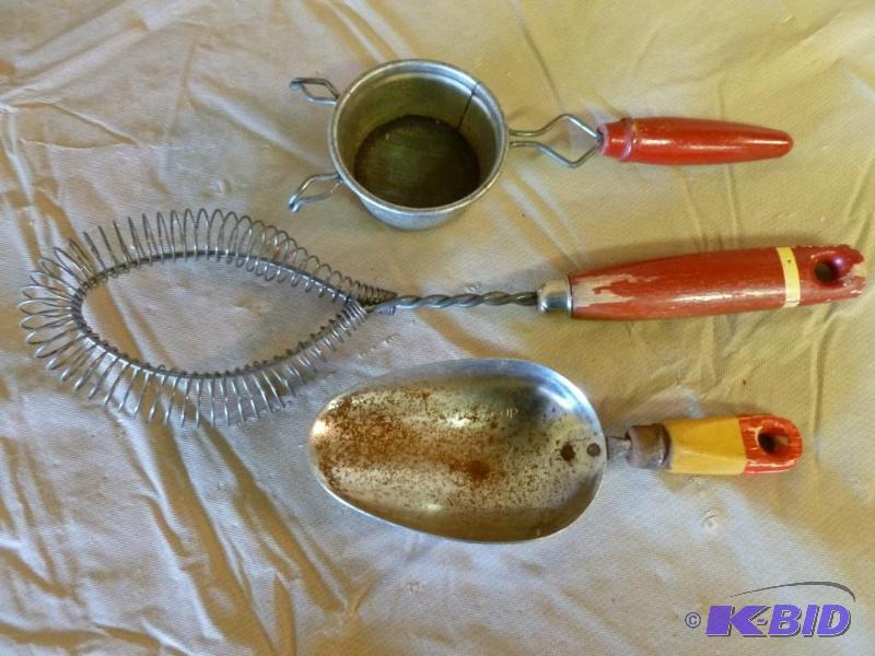 lot 44 image: Lot of three vintage red wood handled kitchen...