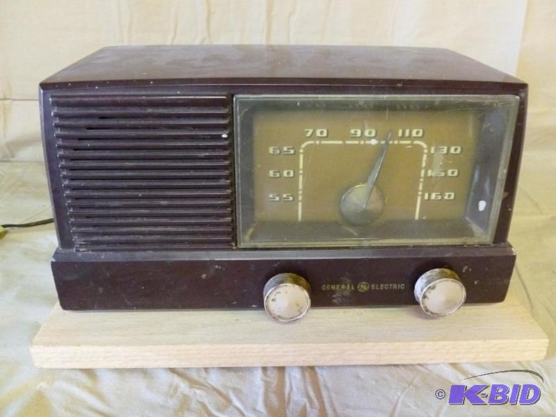 lot 46 image: Vintage General Electric Tube Radio Model 414...