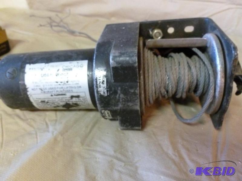 lot 59 image: Chicago Electric Power Tools 2000 lbs - 12 VD...