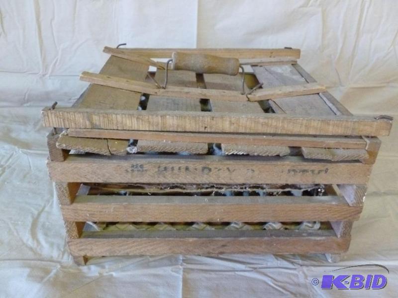lot 6 image: Vintage Humpty Dumpty wooden egg crate that m...