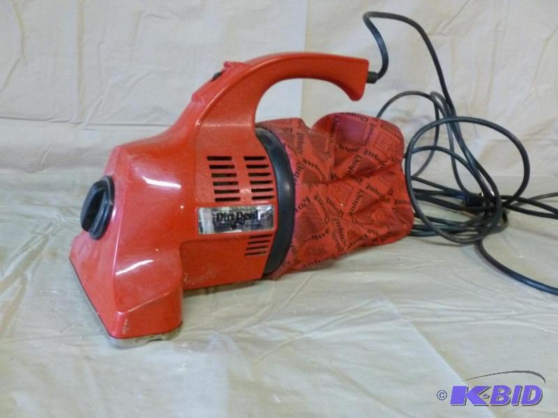 lot 87 image: Dirt Devil hand vac, tested and works....