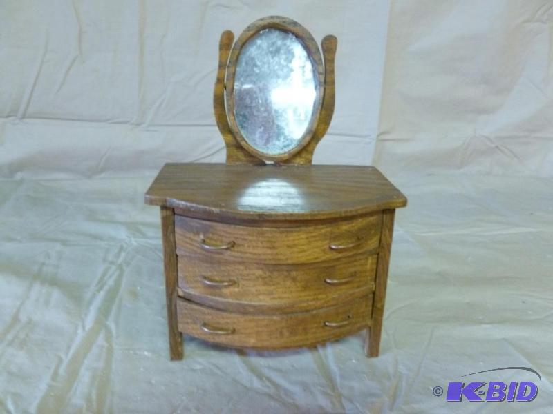 lot 89 image: Beautiful three drawer solid wood antique dre...