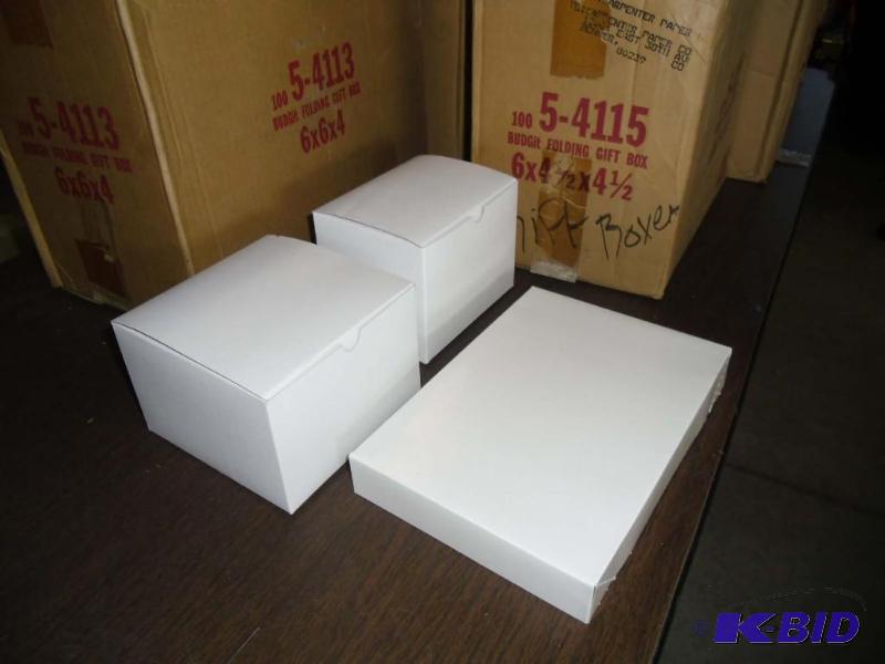 lot 20004 image: White Gift Boxes 2 Sizes of Folding Boxes and Small Apparel 2-Piece Boxes