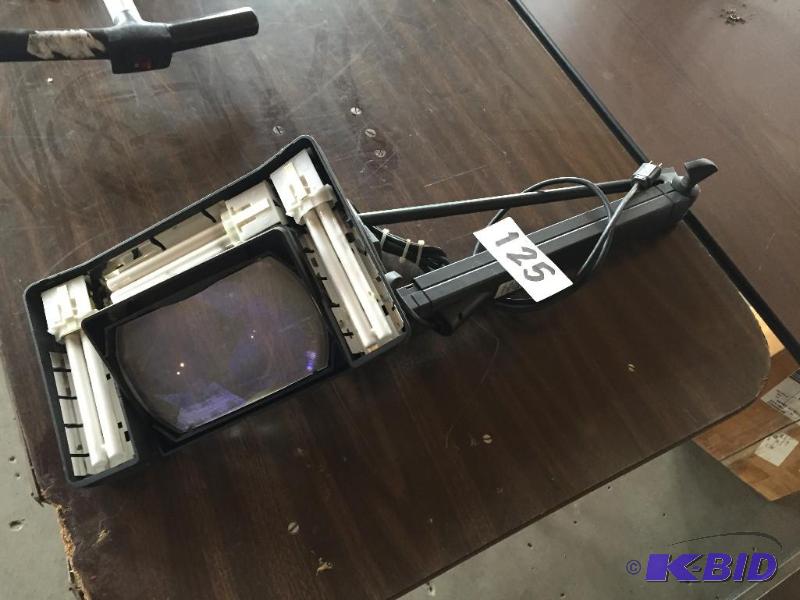 lot 125 image: Articulating magnifying light....