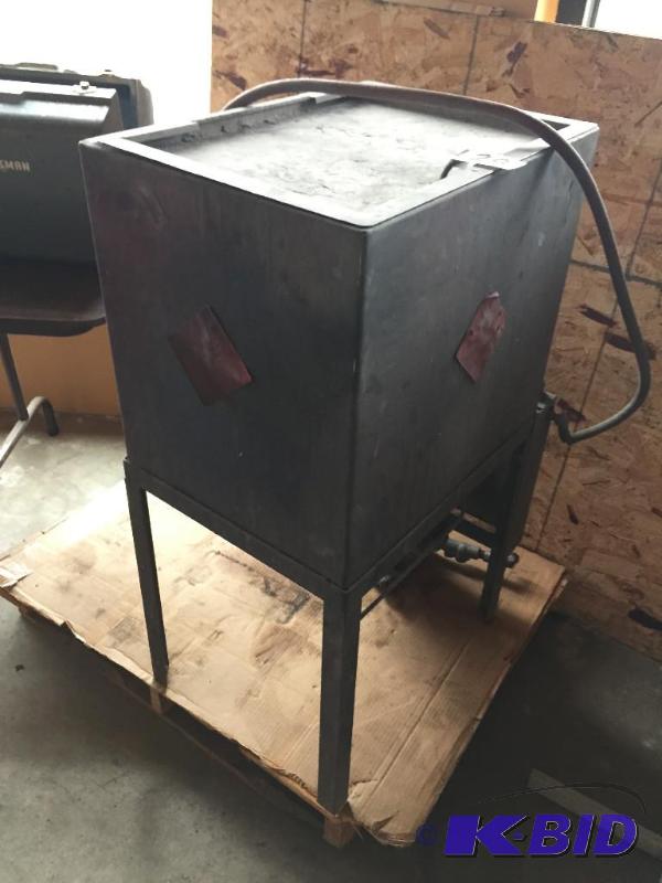 lot 128 image: Parts cleaning tank w pump....