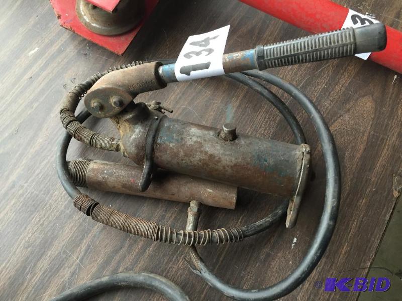 lot 134 image: Hand hydraulic pump....