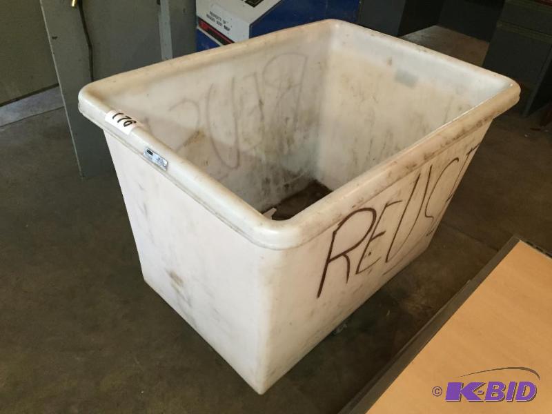 lot 176 image: Rubbermaid rolling bin....