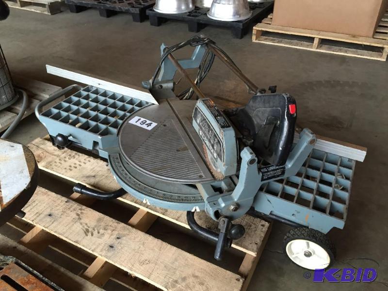 lot 194 image: Delta Sawbuck frame &amp trim saw with jobsi...