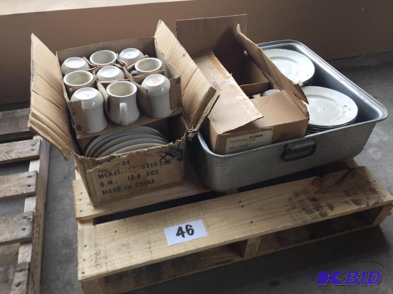 lot 46 image: Cafeteria plates, bowls, and mugs....