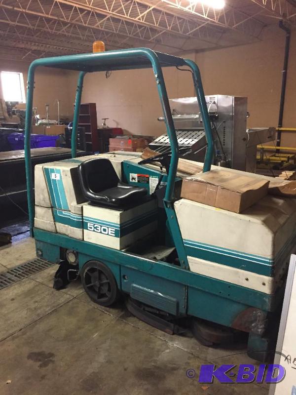 lot 5 image: Tennant 530E floor scrubber. Does not current...