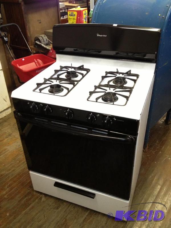 lot 17 image: Newer Magic Chef Gas Range