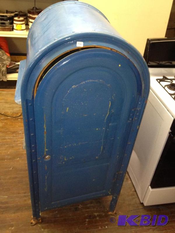 lot 18 image: Mailbox  Smoker