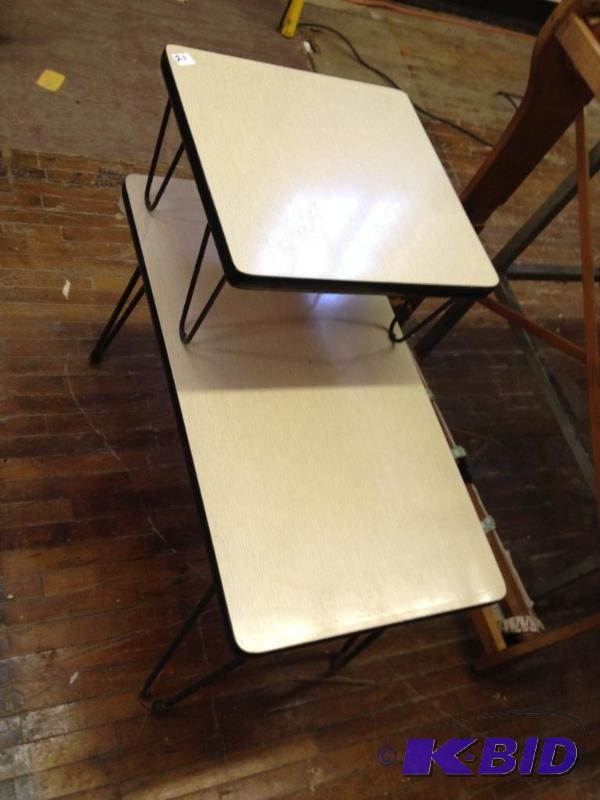 lot 21 image: Vintage End Table   Sturdy ...