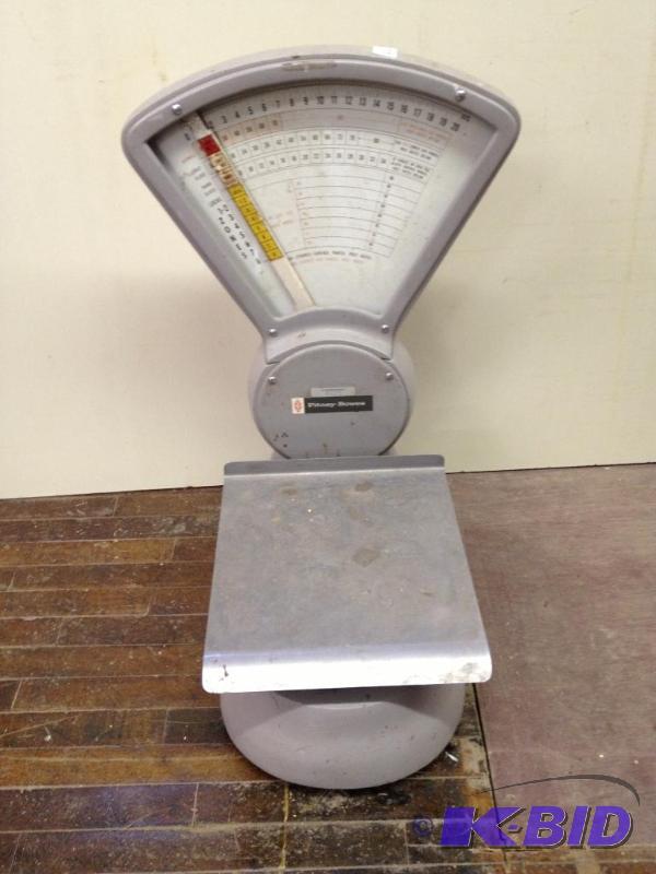 lot 23 image: Pitney Bowes Vintage Scale