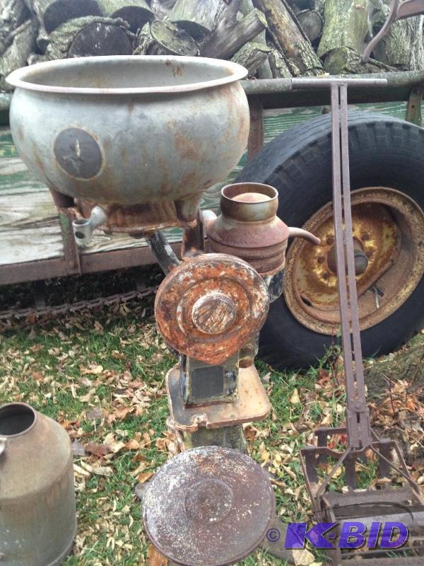 lot 7 image: Antique Cream Seperator ...