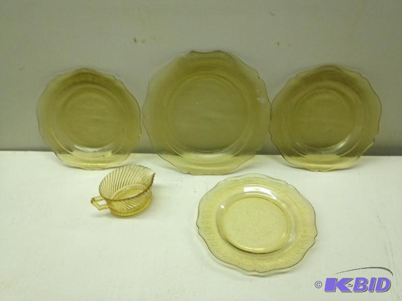 lot 99 image: Yellow Depression Glass Plates ...