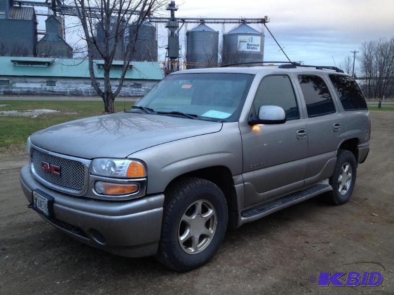 lot 1 image: 2001 GMC Yukon Denali