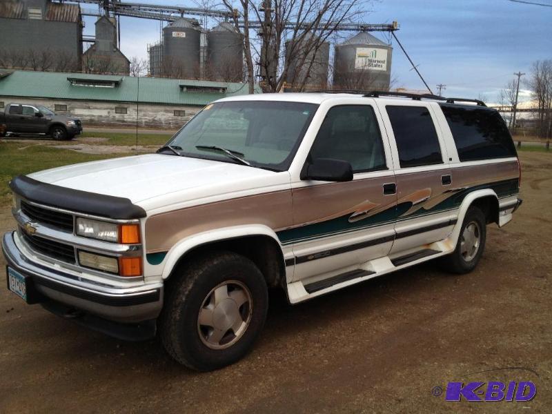 lot 2 image: 1997 Chevrolet Suburban 4x4