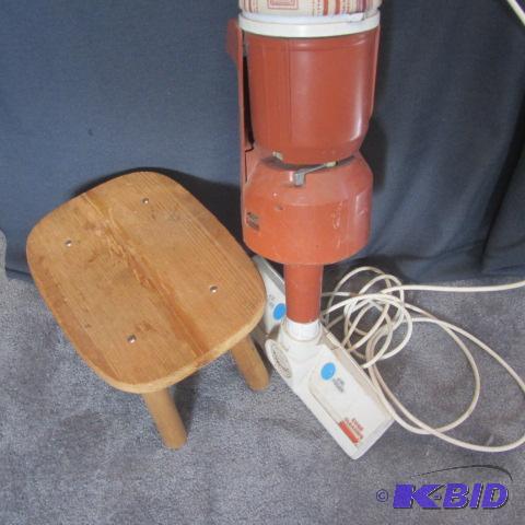 Broom Vac, Stool