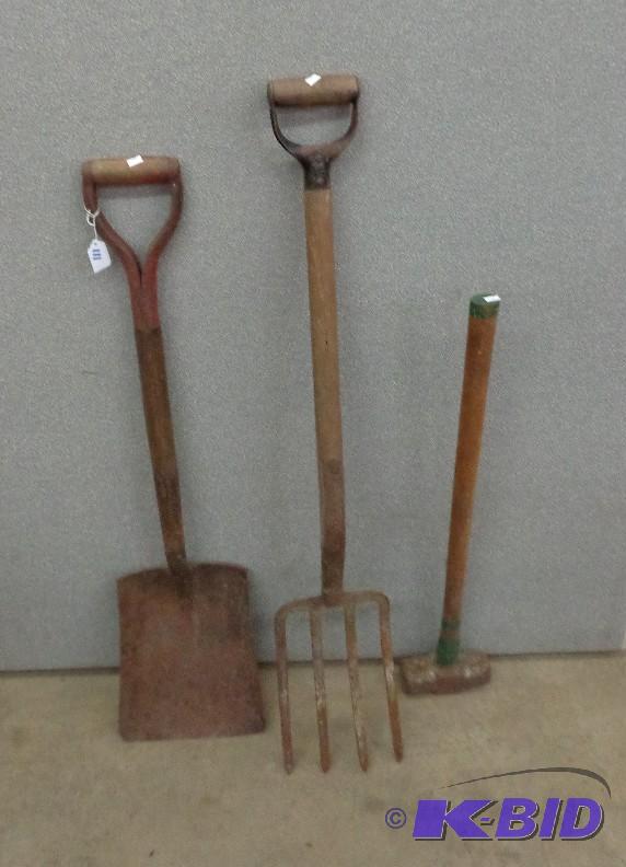 lot 111 image: Vintage Hand Tools   Good Shovel  Spud Fork  ...