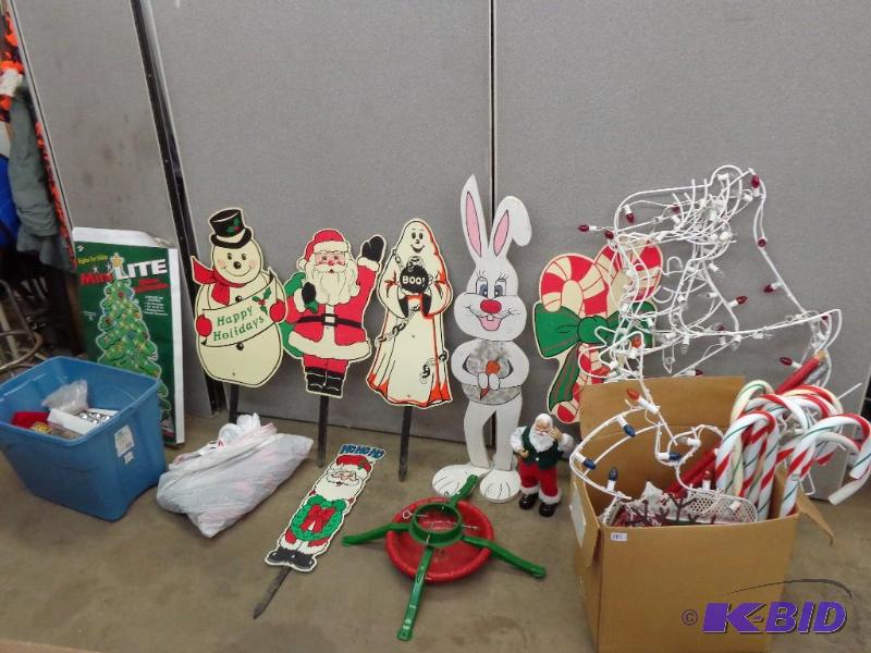 lot 181 image: Holiday Decorations   Tree Stand  Variety of ...
