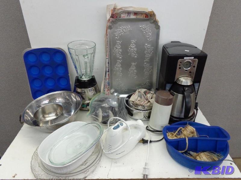 lot 196 image: Kitchen Must Have Items   Hamilton Beach Blen...